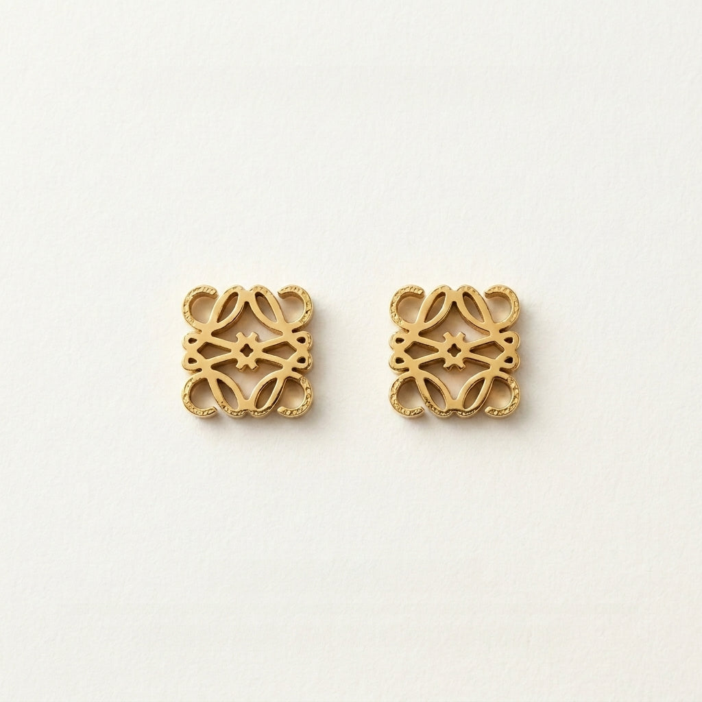 ต่างหูสแตนเลสฉลุลายโมเดิร์นคลาสสิก คอลเลกชันอมตะพรีเมียม (Stainless Steel Anagram Stud Earrings)