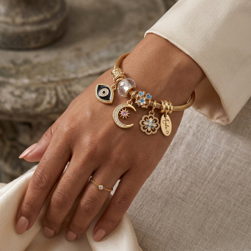 กำไลข้อมือสแตนเลสแท้ 316L สีทอง ดีไซน์ชาร์มดวงตาปีศาจ (Evil Eye) และพระจันทร์เสี้ยวนำโชค ไม่ลอกไม่ดำ [The Celestial Guardian Bangle]