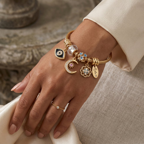 กำไลข้อมือสแตนเลสแท้ 316L สีทอง ดีไซน์ชาร์มดวงตาปีศาจ (Evil Eye) และพระจันทร์เสี้ยวนำโชค ไม่ลอกไม่ดำ [The Celestial Guardian Bangle]